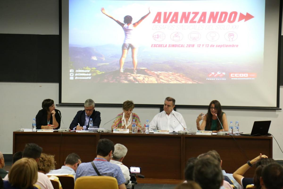 Mesa de partidos en la Escuela Sindical