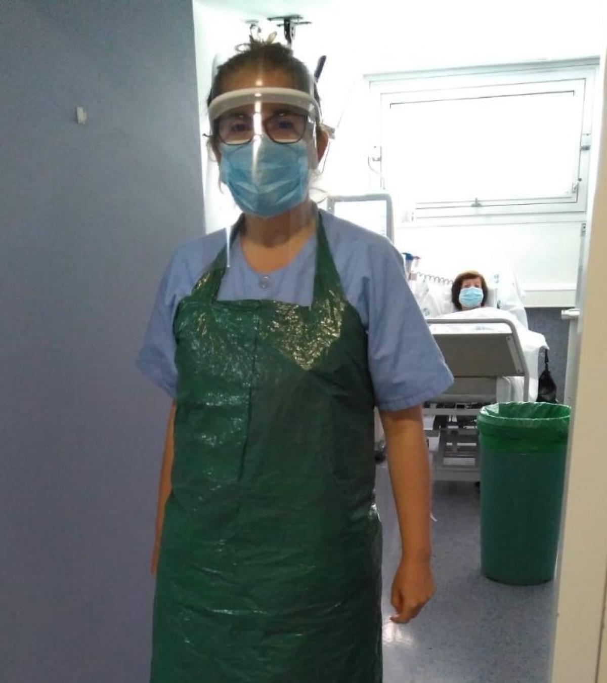 Personal sanitario con EPIs con material reciclado
